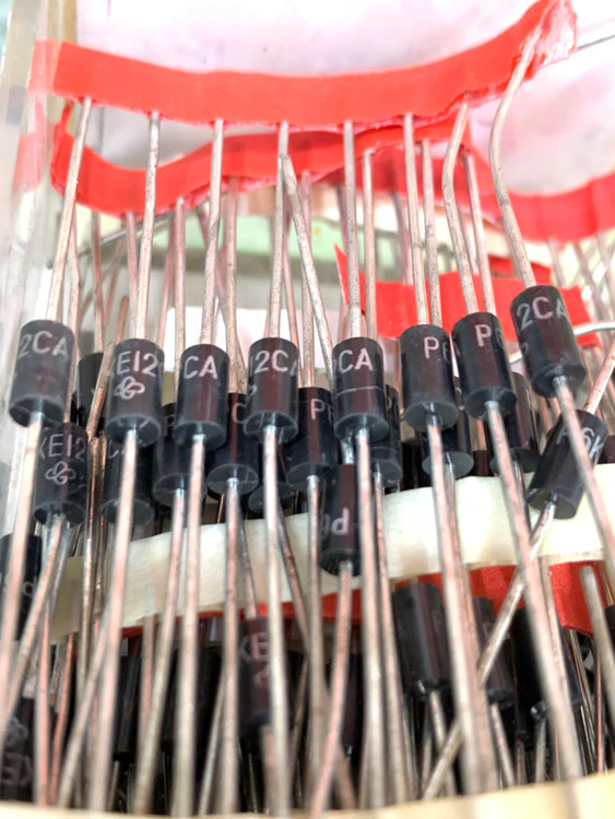 دیود زنر P6KE12CA