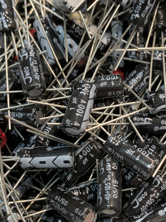 خازن 1 میکرو فاراد 100 ولت