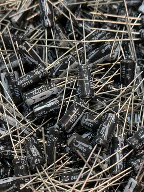 خازن 1 میکرو فاراد 160 ولت