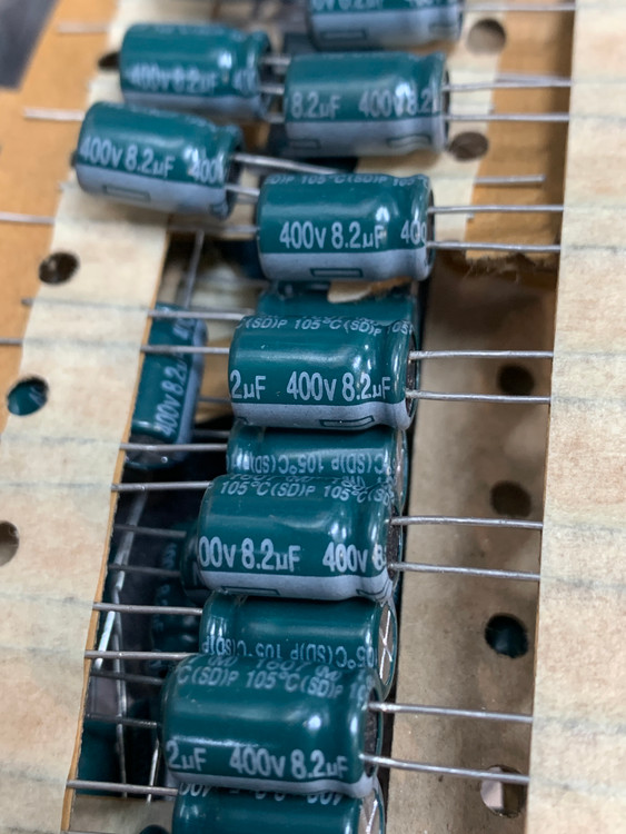 خازن الکترولیت 8.2 میکروفاراد 400 ولت