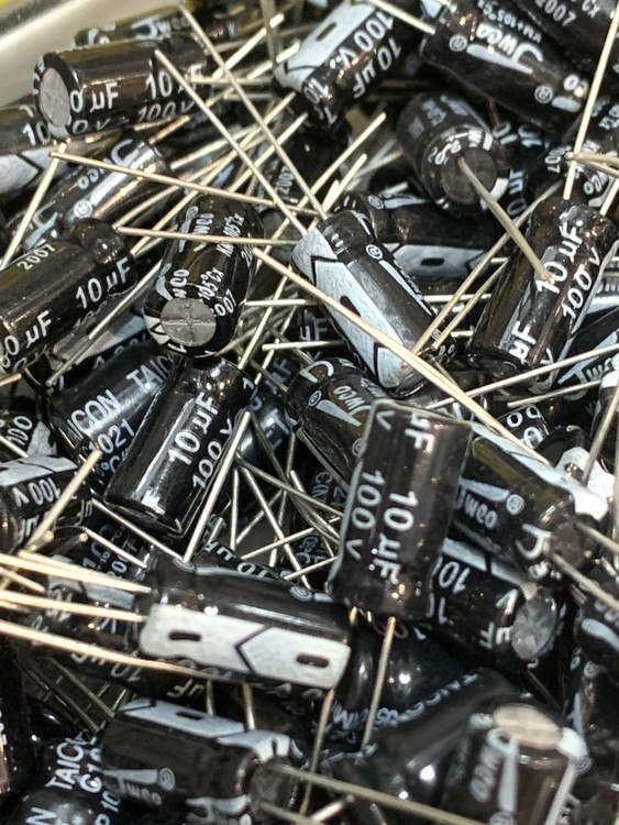 خازن الکترولیت 10 میکروفاراد 100 ولت