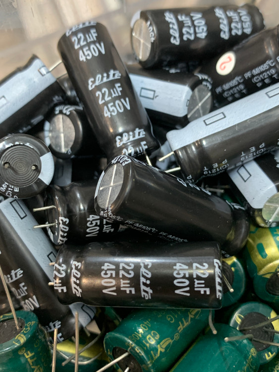 خازن الکترولیت 22 میکروفاراد 450 ولت مشکی