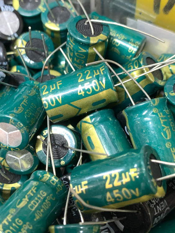 خازن الکترولیت 22 میکروفاراد 450 ولت سبز