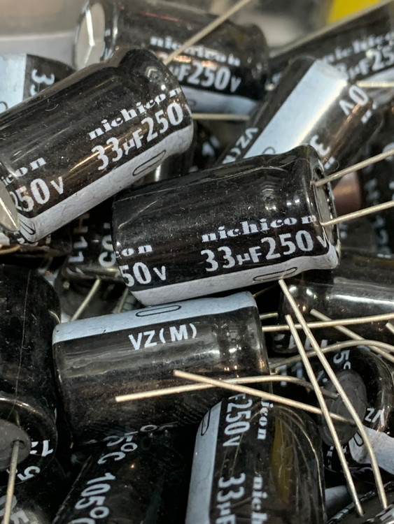 خازن الکترولیت 33 میکروفاراد 250 ولت