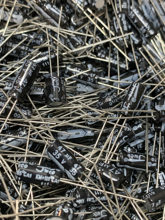 خازن الکترولیت 47 میکروفاراد 35 ولت