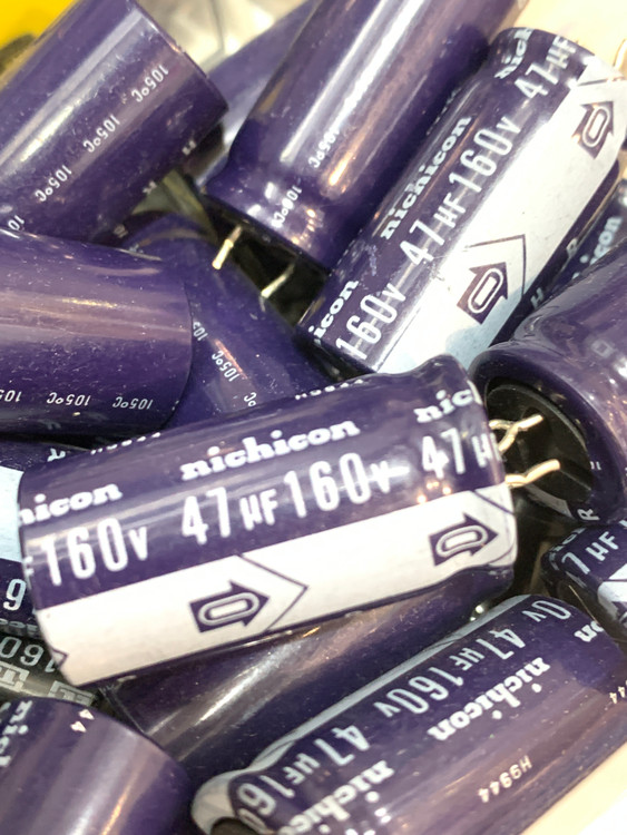 خازن الکترولیت 47 میکروفاراد 160 ولت