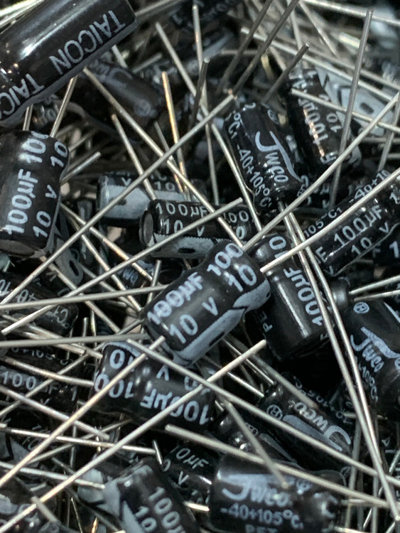 خازن الکترولیت 100 میکروفاراد 10 ولت