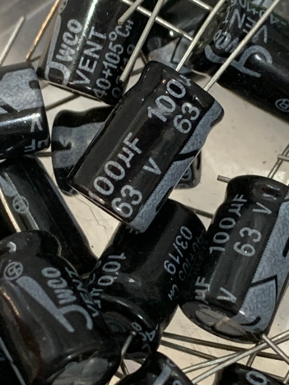 خازن الکترولیت 100 میکروفاراد 63 ولت