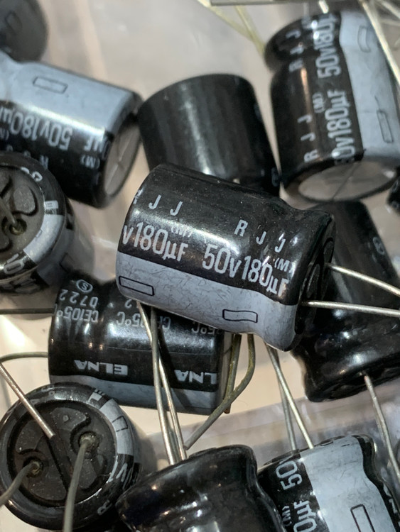 خازن الکترولیت 180 میکروفاراد 50 ولت