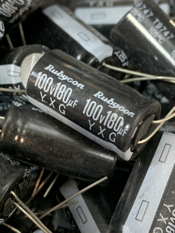 خازن الکترولیت 180 میکروفاراد 100 ولت