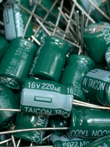 خازن الکترولیت 220 میکروفاراد 16 ولت