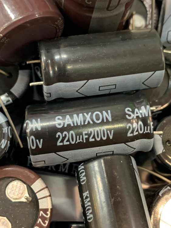 خازن الکترولیت 220 میکروفاراد 200 ولت