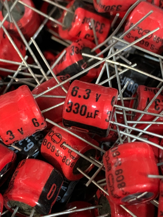 خازن الکترولیت 180 میکروفاراد 6.3 ولت قرمز