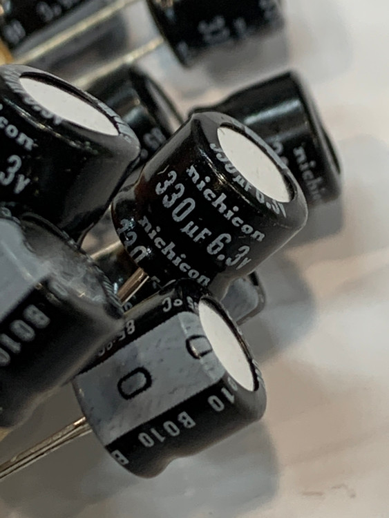 خازن الکترولیت 330 میکروفاراد 6.3 ولت