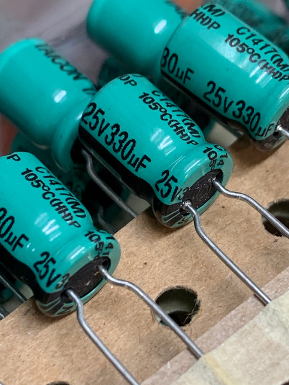 خازن الکترولیت 330 میکروفاراد 25 ولت