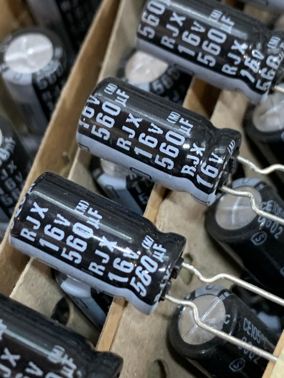 خازن الکترولیت 560 میکروفاراد 16 ولت