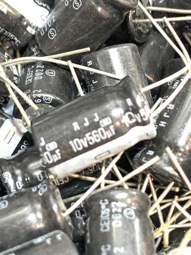 خازن الکترولیت 560 میکروفاراد 10 ولت