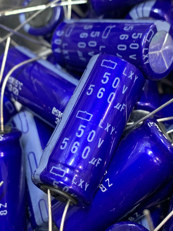 خازن الکترولیت 560 میکروفاراد 50 ولت