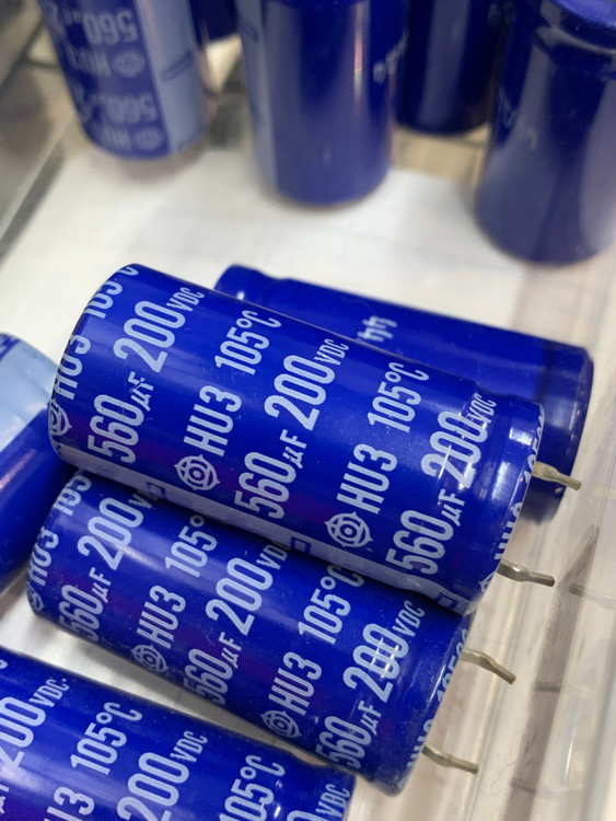 خازن الکترولیت 560 میکروفاراد 200 ولت