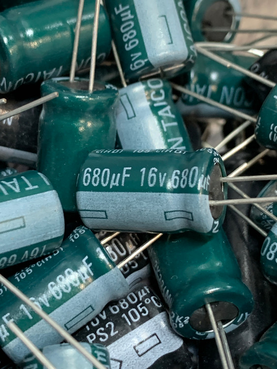 خازن الکترولیت 680 میکروفاراد 16 ولت