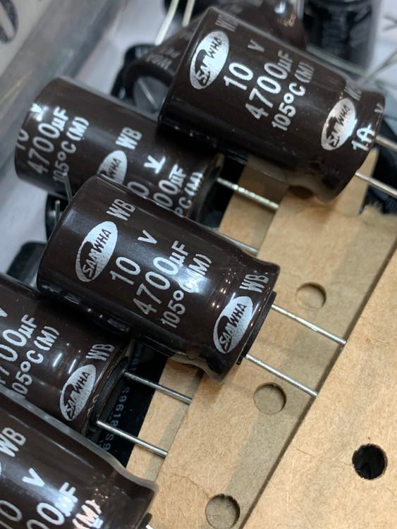 خازن الکترولیت 4700 میکروفاراد 10 ولت